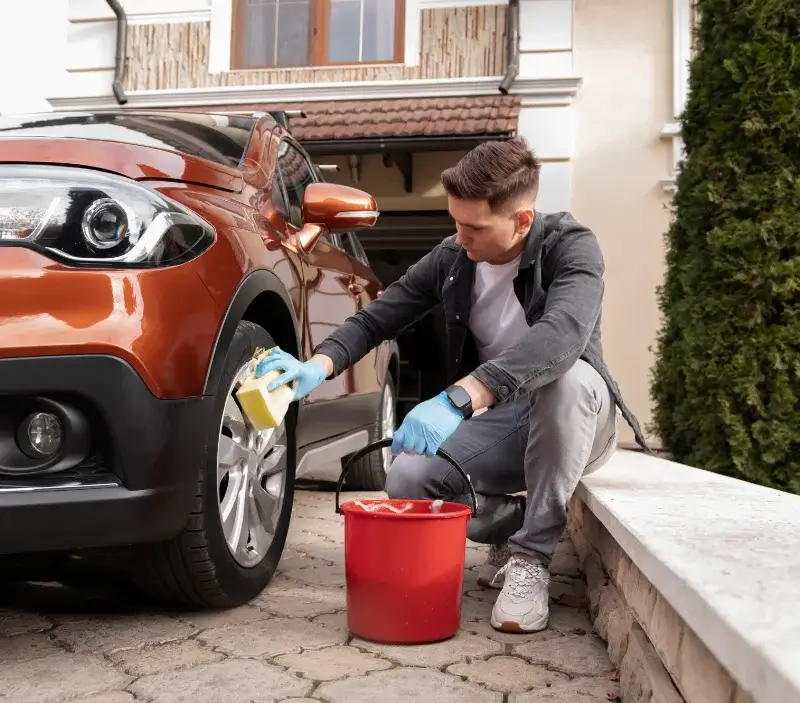 Lavage auto à domicile Sonchamp : professionnel intervenant sur un véhicule